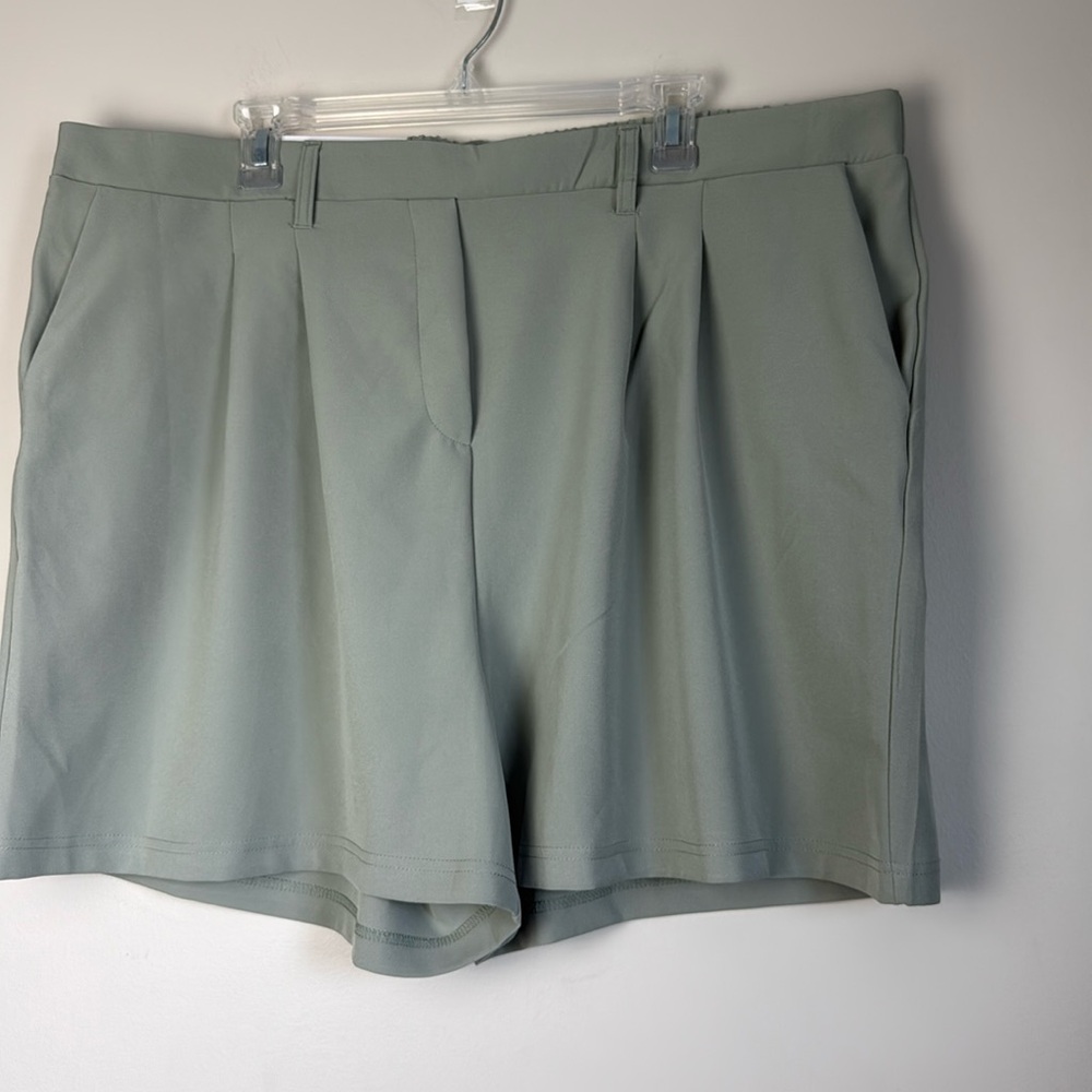 32 Degrees Women's Sage Green Pleated Shorts Size XXL NWT - Picture 6 of 9